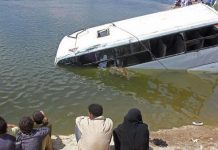مصر : ٹرک سے تصادم کے بعد مسافر بس پل سے نیچے جا گری
